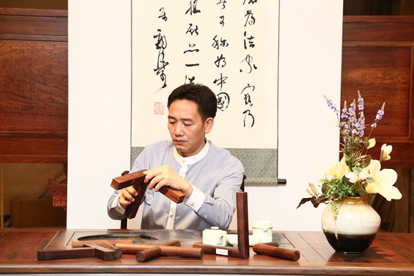 “只做精品，產(chǎn)品如人品”是陳新平始終秉承的理念，也是他對(duì)品質(zhì)的極致追求