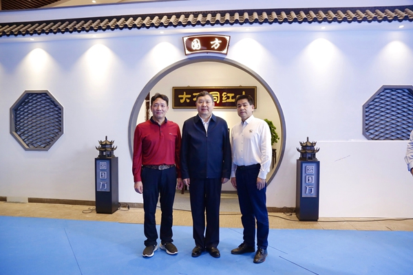 中國(guó)家具協(xié)會(huì)理事長(zhǎng)徐祥楠（中）、中山市大涌鎮(zhèn)鎮(zhèn)長(zhǎng)賀修虎（右一）與國(guó)方家居董事長(zhǎng)陳新平在國(guó)方家居展位前合影留念