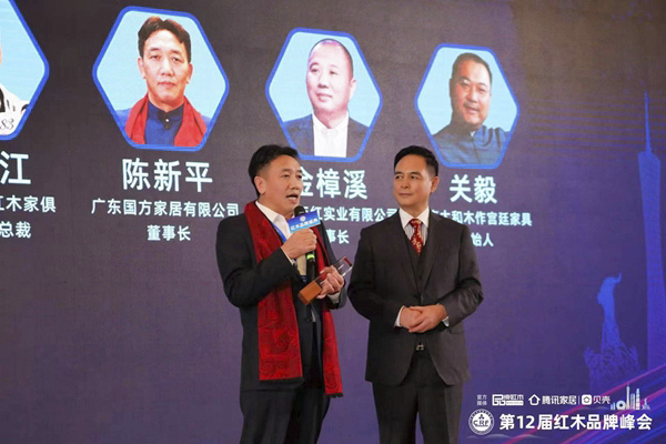 國方家居董事長陳新平榮獲“2021紅木家具十大領(lǐng)軍企業(yè)家”，并接受中央電視臺軍事頻道主持人唐劍采訪
