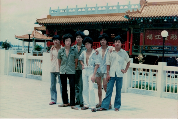 1989年，在陳新平（左二）的倡議和組織下，杜世春（右一）、陳正民（左四）等人的積極響應(yīng)下，“大不同”工作隊(duì)正式成立。照片攝于1989年湛江畫舫