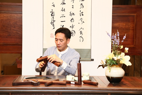 當(dāng)了一年多廠長(zhǎng)后，陳新平開始信念涌動(dòng)，初試創(chuàng)業(yè)