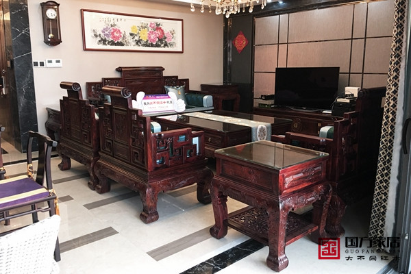 國(guó)方匠人定期上門(mén)為客戶進(jìn)行貼心的家具保養(yǎng)服務(wù)