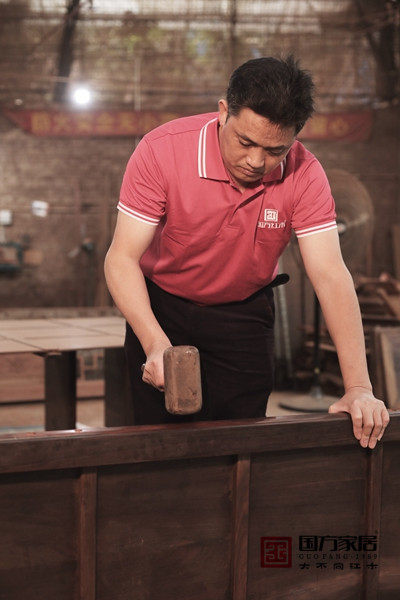 國(guó)方匠人在家具組裝過(guò)程中要保證家具端正，受力均勻