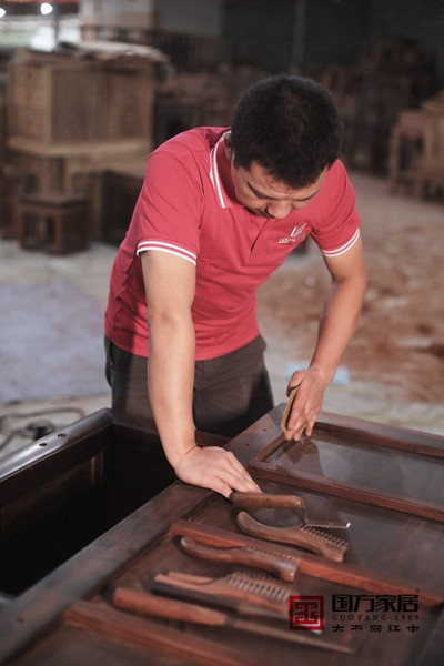 國(guó)方匠人在打磨過(guò)程中追求線(xiàn)條的弧度，保留出家具的韻味